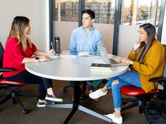 Students receive tutoring in the Munday Library.